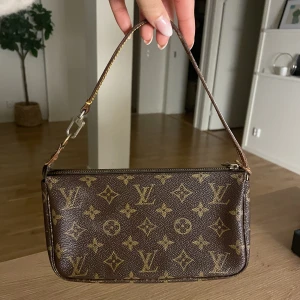 Louis vuitton pochette acessories  - Äkta Louis vuitton pochette acessories, köpt på vestiaire collective.  Gjord i paris 1996  Vintage, i fint skick.  Använd men utan fläckar eller skador.   Kvitto och äkthetsbevis finns. 