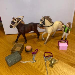 Två st vesten hästar som it går att köpa längre, en hink med svamp , 1st höbal, 2 st grimma, 1st ryckthink, en låda och en prispokal, och två st träns