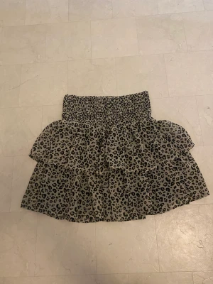 Leopard kjol - Jättefin leopard kjol från Kappahl om jag minns rätt. Storlek 146/152. Använd fåtal gånger 