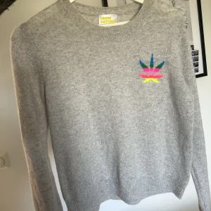 FROM FUTURE - säljer denna helt oanvända stickade tröjan från From Future. Storlek S men passar XS också