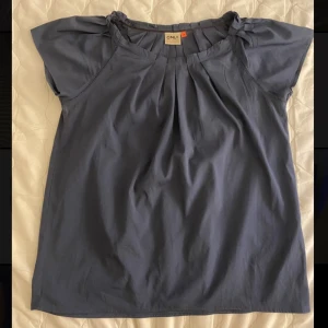 Blus - Jätte fin mörkblå blus, satin/silkes tyg❤️