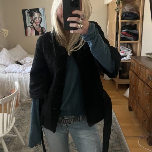 Trekvartsärmad jacka  - Svart Trekvartsärmad jacka! Perfekt till våren🖤