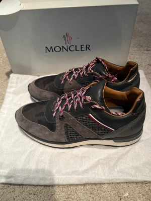 Moncler - Moncler skor , size 39 passar även 40 skick 9/10 anväda 3 gånger som nya. Pris 1899kr nypris 7000kr  Ingår box och dustbag väldigt lyxigt material 🙌