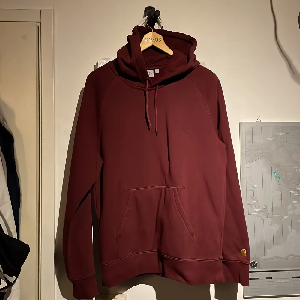 Knappt använd vinröd carhartt hoodie, Strl S. Cond 9/10 💫Köpre står för frakt :). Hoodies.