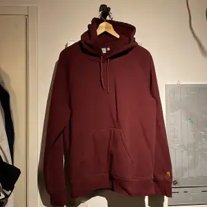 Knappt använd vinröd carhartt hoodie, Strl S. Cond 9/10 💫Köpre står för frakt :)