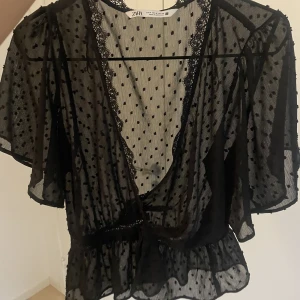 Zara topp  - Jätte snygg zara topp som tyvärr inte har kommit till användning. Endast använd en gång.