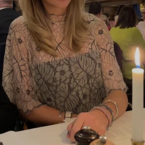 Ganni blus - Jättefin topp från märket GANNI. Köpt för över 1000. Nyskick!