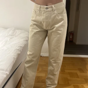 Jeans beige - Snygga beige jeans, storlek M helt nya. 