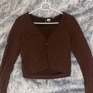 En jätte fin o söt brun tröja från H&M. Storlek S, Köpt den och har knappt använt den. 💓