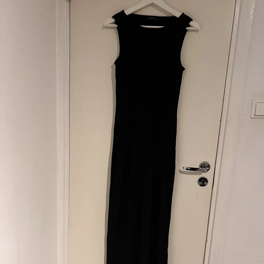 Superlång svart klänning med hög nacke, har även en liten slits på vänstra sidan. Använd 2 gånger . Klänningar.