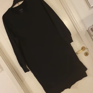 Klänning  - Svart, mjuk klänning med fickor. Från Lager 157 