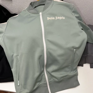 Palm Angels Zip - Säljer för den är för liten, köpt för 400€. Tags tillkommer. Äkta såklart (se certilogo). Pris kan diskuteras. 