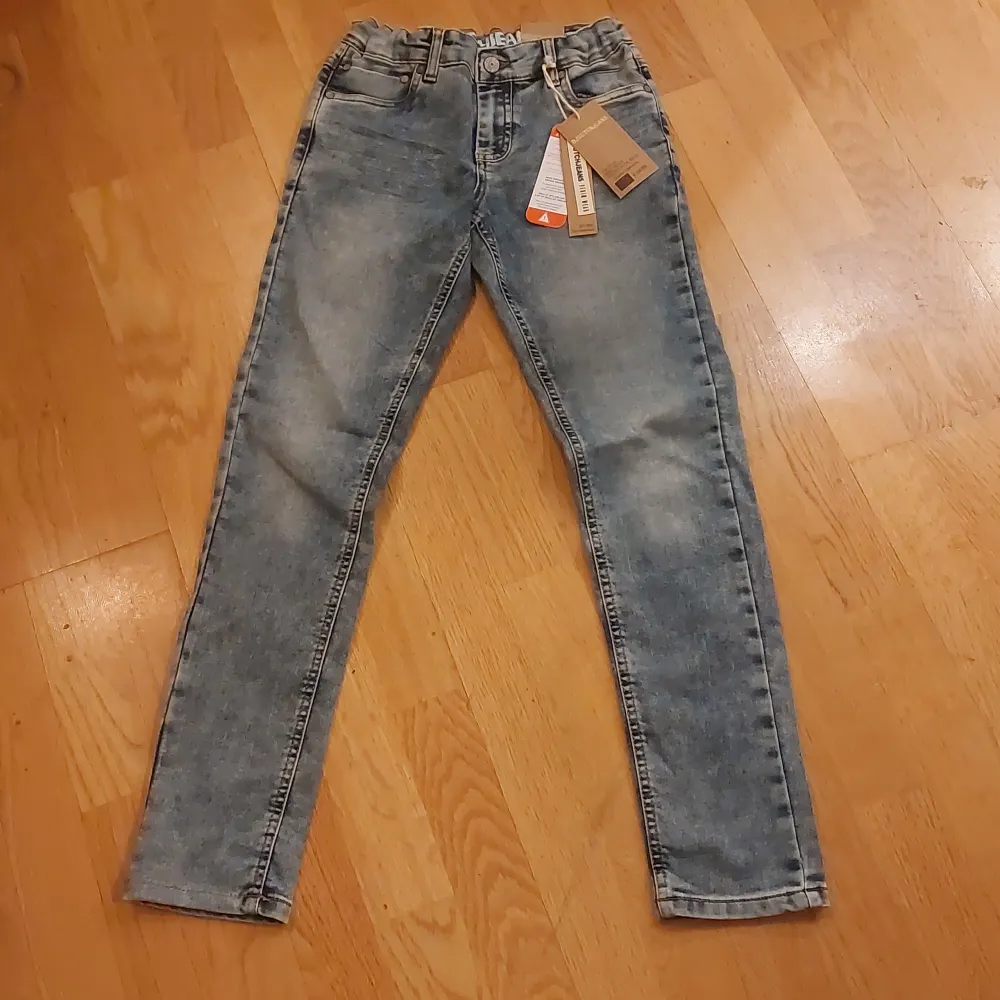 Fina blå jeans. Fint skick och aldrig anväda. Orginal pris ca 350kr. Väldig stretchiga och sköna.. Jeans & Byxor.