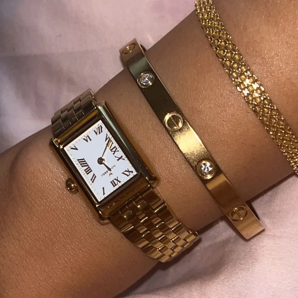 Säljer detta Cartier armband som är guldplänterat, alltså ändrar inte armbandet färg och ser nästintill äkta ut💖. Accessoarer.