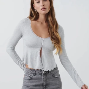 Gina Tricot - Säljer denna trendiga tröja köpt på Gina, ”lace detail top” 🩶 Storlek S! Säljer pga fel storlek.