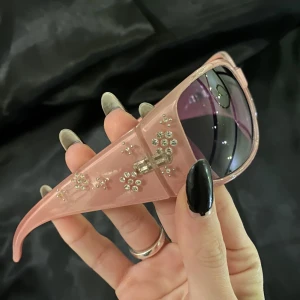 Y2k solglasögon  - Super söta y2k solglasögon, säljer för jag aldrig använder dem🫶🏻 bra skick förutom att en Sten har lossnat på en sida✨