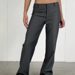 Kostymbyxor  - Superfina lågmidjade kostymbyxor från madlady endast använd 1 gång🩷 säljer pga beställde fel storlek, 34 TALL😊 nypris 600⚡️