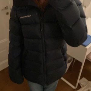 Peak Performance jacka  - Säljer min jättefina peak performance jacka som passar perfekt till vintern! Jackan är använd 1-3 gånger och ser typ ut som ny. Ny pris på jackan ligger på 2800 men säljer min för 1700!! Skriv om ni skulle vara intresserade❄️🤍