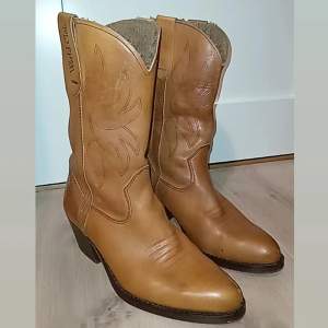 Cowboy boots som passar storlek 41-42, köpta på second hand och använda men i bra skick