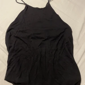 Svart linne - Svart linne med kors i ryggen stl:xs