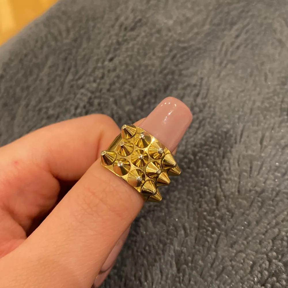 Säljer denna populära Edblad ringen i guld då jag råkade köpa den för liten! Storlek 16.8 (S)💕250kr + frakt🥰. Accessoarer.