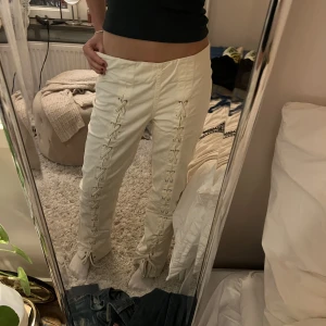 Other stores jeans - Sååå snygga byxor som är slutsålda, från otherstories ☺️har en liten fläck på andra bilden som jag sjölc inte störs av då den itne riktigt syns