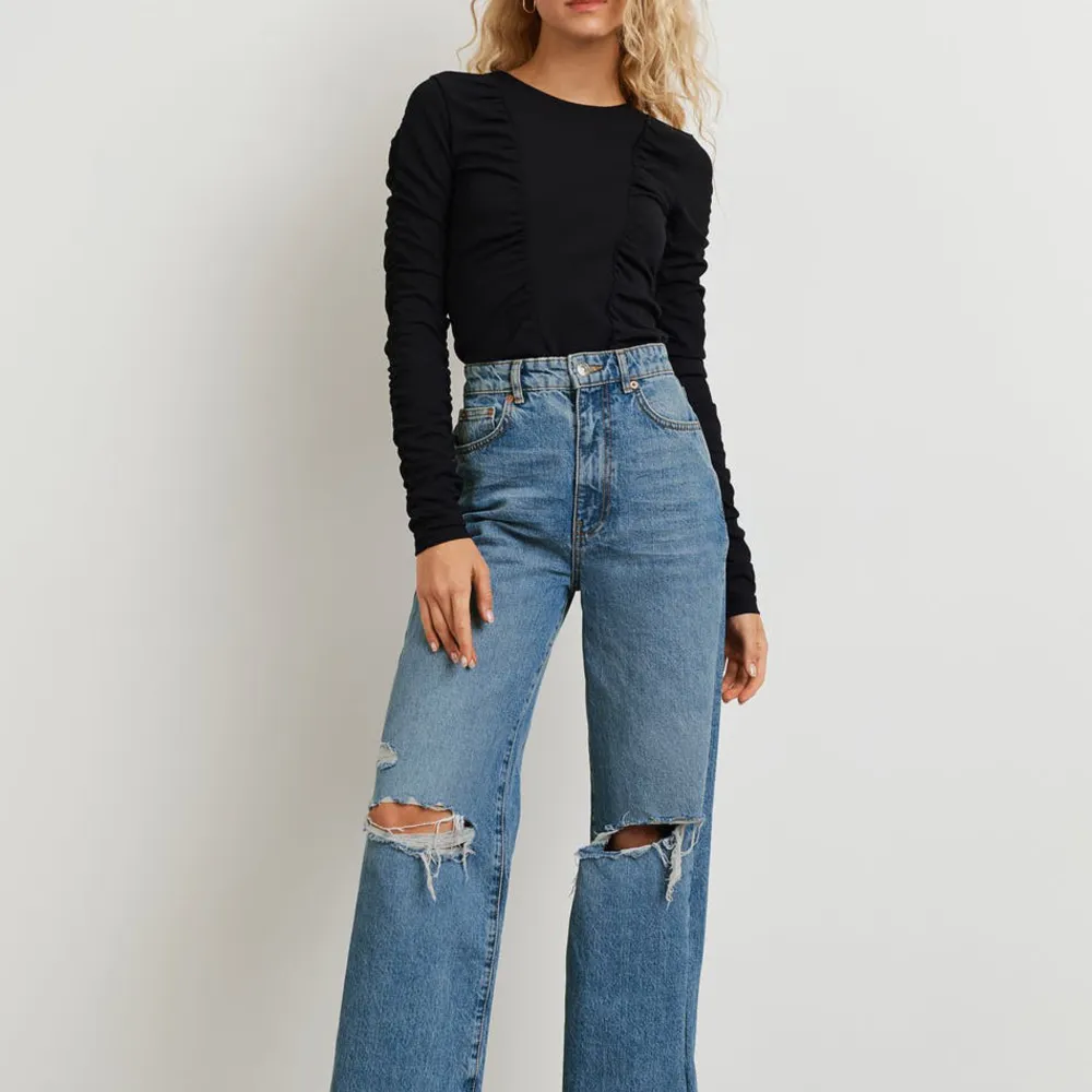 Oanvända Idun wide jeans från Gina Tricot i strl 36. Slutsålda på hemsidan. ☺️  Finns i Växjö ☺️. Jeans & Byxor.