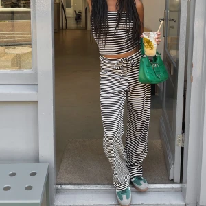 Slutsålda De Gurnels x Nakd loose pants - BILD 1 lånad! Använda en gång. Inga defekter eller fläckar. 