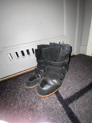 Isabel marant skor  - Ett par isabel marant skor som är köpta second hand, men ser helt oanvända ut. Medföljer dock inte kartong då det inte kom i en kartong när jag köpte dom. 