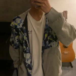 Y2k Cool kaos mönster hoodie - Jättecool och bekväm hoodie. Materialet på luvan är som en regnkappa. Använt den 1 gång. 