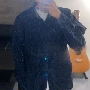 Cool spade rutig skjorta - Använder inte längre. Ganska bra skick har använt den några gånger. Oversized fit dock köpte jag den i Thailand så den kanske inte är så oversized här i Europa. Mönstret är röd spade. Det står XL men skulle säga att den är mer åt M/L håll.