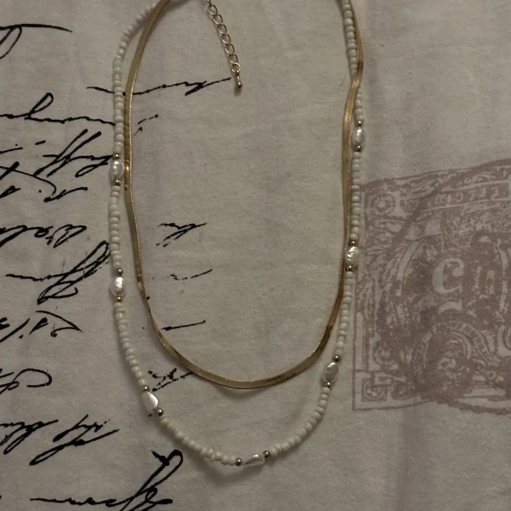 2 i ett halsband 💕 Ena med pärlor och den andra är guldig platt 💕. Accessoarer.