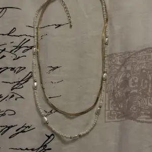 2 i ett halsband 💕 Ena med pärlor och den andra är guldig platt 💕