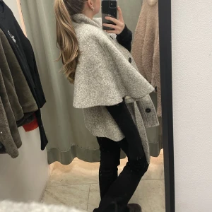 Clockhouse jacka  - Så snygg trekvartsärmad jacka från clockhouse! Ändå varm för att vara trekvartsärm😁 så fin till middagar eller liknande 😊