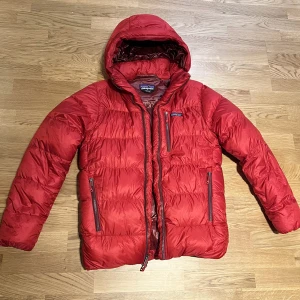 Dunjacka Patagonia stl S - Jättefin och superskön dunjacka från Patagonia! Knappt använd pga graviditet (den blev snabbt för liten). Fjäderlätt, varm och supergosig! Unisex. Inköpt på Nitty Gritty för ett par år sedan för ca 4500. Tror modellen heter Fitz Roy.