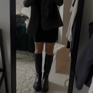 Boots - Säljer nu mina svarta boots då dem inte kommer till användning längre, storlek 38 men passar mig som har 39, köpta på zalando, kan gå ner i pris vid snabb affär