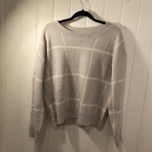 Stickad tröja  - En beige och vit tröja använd några få gånger. Dock klippt bort alla lappar så ser inte var jag köpt den. 