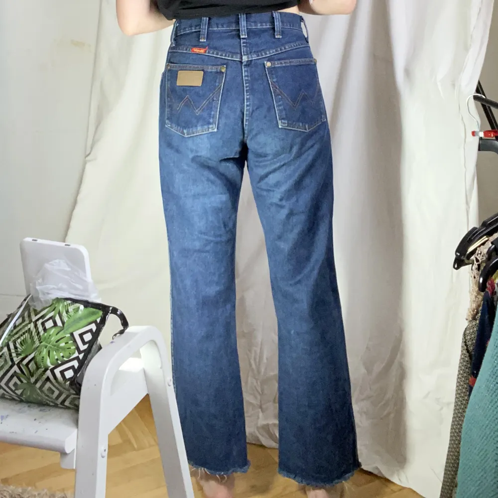 Avklippta jeans (smått ojämna ben) med hög midja. Jeans & Byxor.