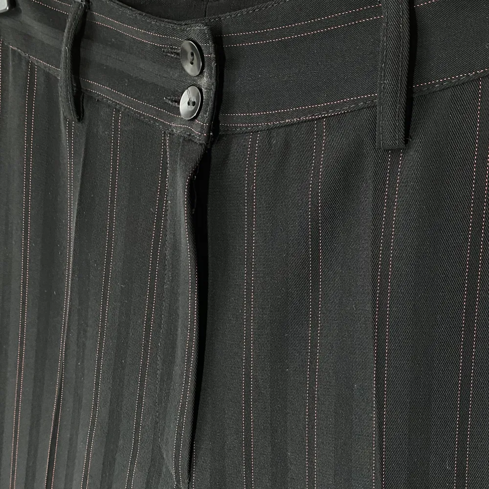 Kritstrecksrandiga kostymbyxor i tunn och tung polyester.  Skicka DM vid frågor. ☆．。･. Jeans & Byxor.