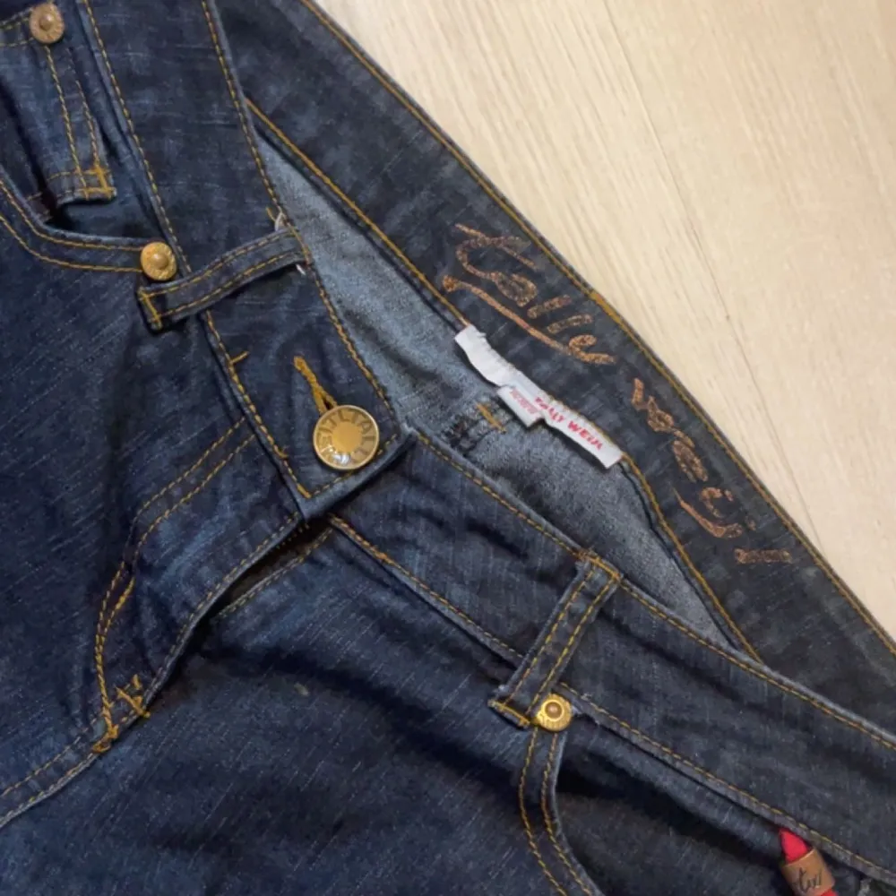 säljer dessa ass snygga lågmidjade bootcut jeans då som är lite för små för mig, är i storlek 38 men skulle säga att som sitter mer som 36/38, pris kan diskuteras . Jeans & Byxor.