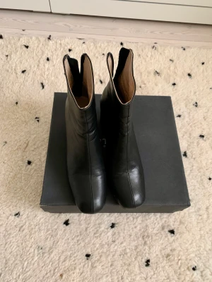 Tiger Of Sweden Boots - Boots använda ute två gånger. Klackhöjd 6,5 cm. Gott skick. Storlek 37 (stor 37).