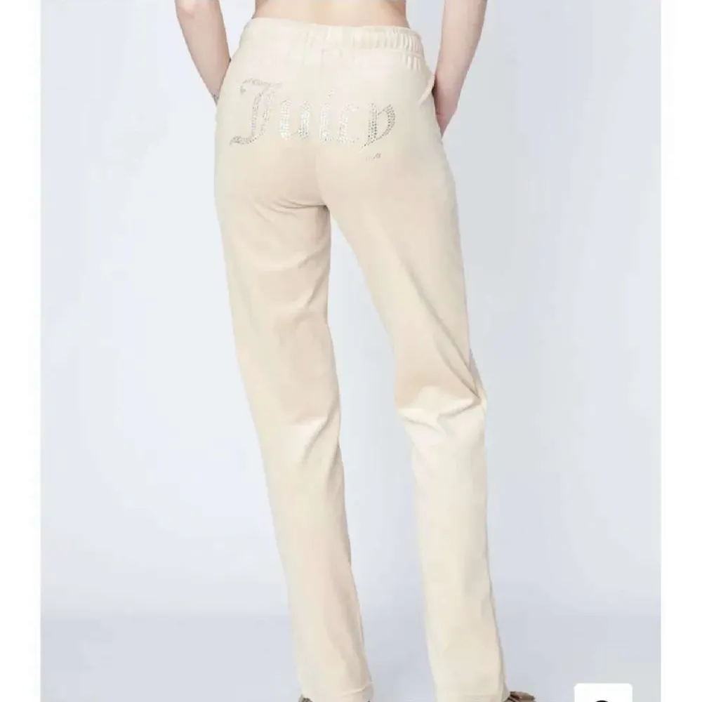 En beige juicy couture byxa som är köpt från johnells för 900 men säljer för 400, pris kan diskuteras. Storlek S. Jeans & Byxor.