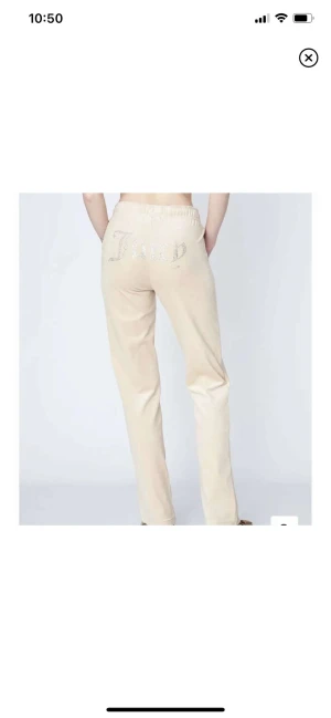 Juicy velour byxa - En beige juicy couture byxa som är köpt från johnells för 900 men säljer för 400, pris kan diskuteras. Storlek S