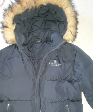 Kingsland dunjacka Ny  - Ny väldigt varm mörkblå . Kragen kan man ta bort även  Pälsen . Äkta päls . Storlek xl  Väldigt varm ( köpts på hööks ridsport) 