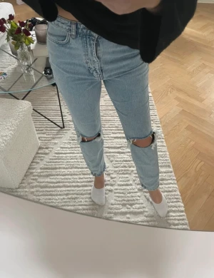 Jeans - Högmidjade Mom-jeans från Gina. Endast testade. Strl S
