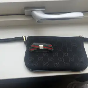 Liten Gucci väska köpt second hand💗 köpt för 3500kr säljer billigt för vill bara få sålt 