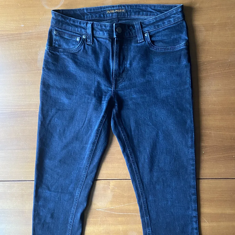 Unika nudie jeans i en svart/mörkgrå färg i storlek W32 L32. Jeansen är i ett fint skick, inga defekter eller fläckar. Nypris: ~1600 och vårat: 499kr. Pris kan diskuteras. Hör av dig vid frågor eller funderingar!. Jeans & Byxor.
