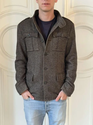 Ull jacka  - Jacka i ull! Snygg och stilren. Modellen på bilden är 182cm lång. 