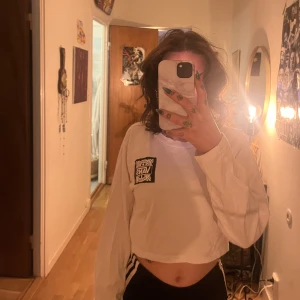 Croppad vanströja - Snygg tröja i bra skick från Vans, strl s. Fint skick och kommer tyvärr inte till användning längre 