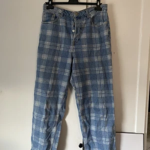 Jeans  - Ett par rutiga jeans som jag säljer då de nu mera är förstora. De är i mycket bra skick🥰 (Kunden betalar frakten) 